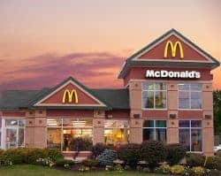 Miből van egy franchise tulajdonosnak (franchise-átadó) bevétele? Miért éri meg neki? – pl. McDonald’s, Fornetti…
